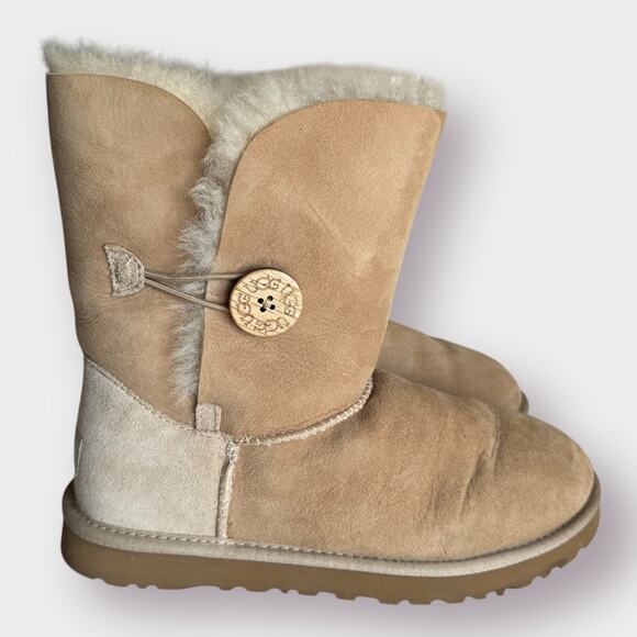 UGG‎ Australia Boots with Bailey Button - Picture 2 of 12